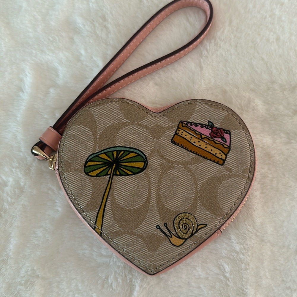 COACH Observed By Us Heart Coin Case In Signature Canvas
Limited Edition NEW